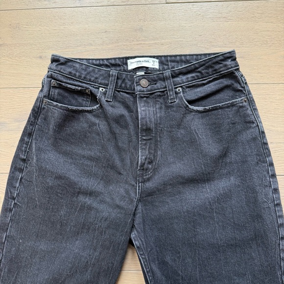 Abercrombie & Fitch The Mom High Rise Curve Love Jeans - Picture 4 of 8